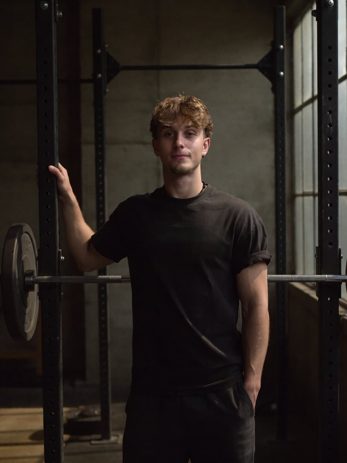 Paco junto al rack en el gimnasio
